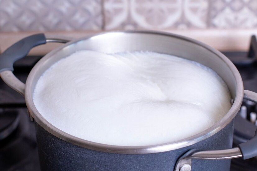 दूध साठवण्यासाठी तुम्ही स्टीलची भांडी वापरू शकता. अशा भांड्यात दूध साठवून ठेवल्याने ते लवकर खराब होणार नाही. दूध साठवण्यापूर्वी भांड स्वच्छ धुतलं गेलेलं आहे की नाही ते तपासून घ्या. दूध साठवण्यासाठी स्टीलच्या भांड्याचा वापर केल्याने दुधाची चव तशीच राहते ती बदलत नाही.