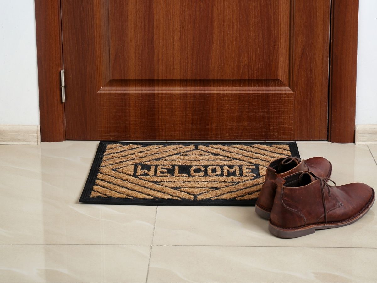 तुमच्या दरवाजावरही अशी Mat आहे का? तर हा VIDEO पाहायलाच हवा