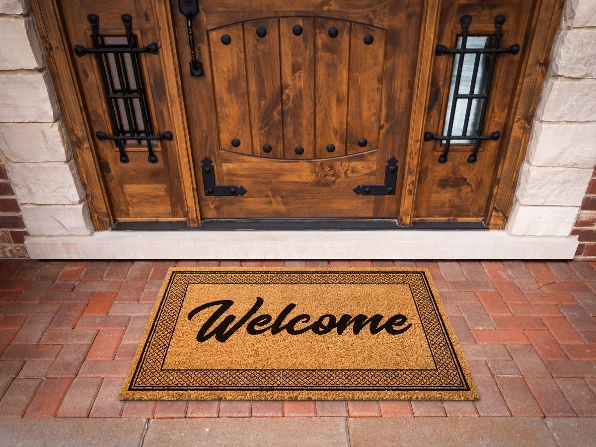 तुमच्या दरवाजावरही अशी Mat आहे का? तर हा VIDEO पाहायलाच हवा