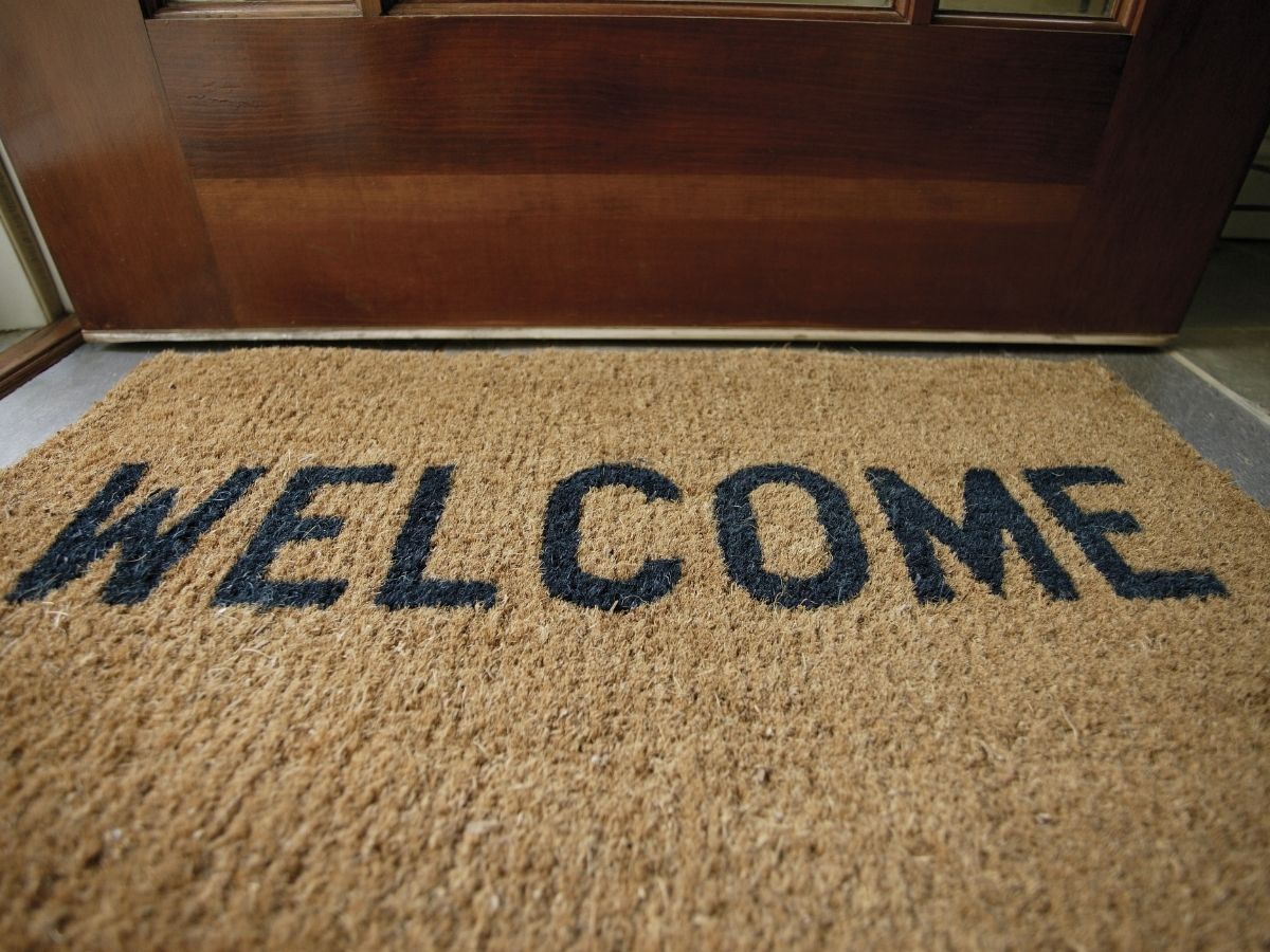 तुमच्या दरवाजावरही अशी Mat आहे का? तर हा VIDEO पाहायलाच हवा