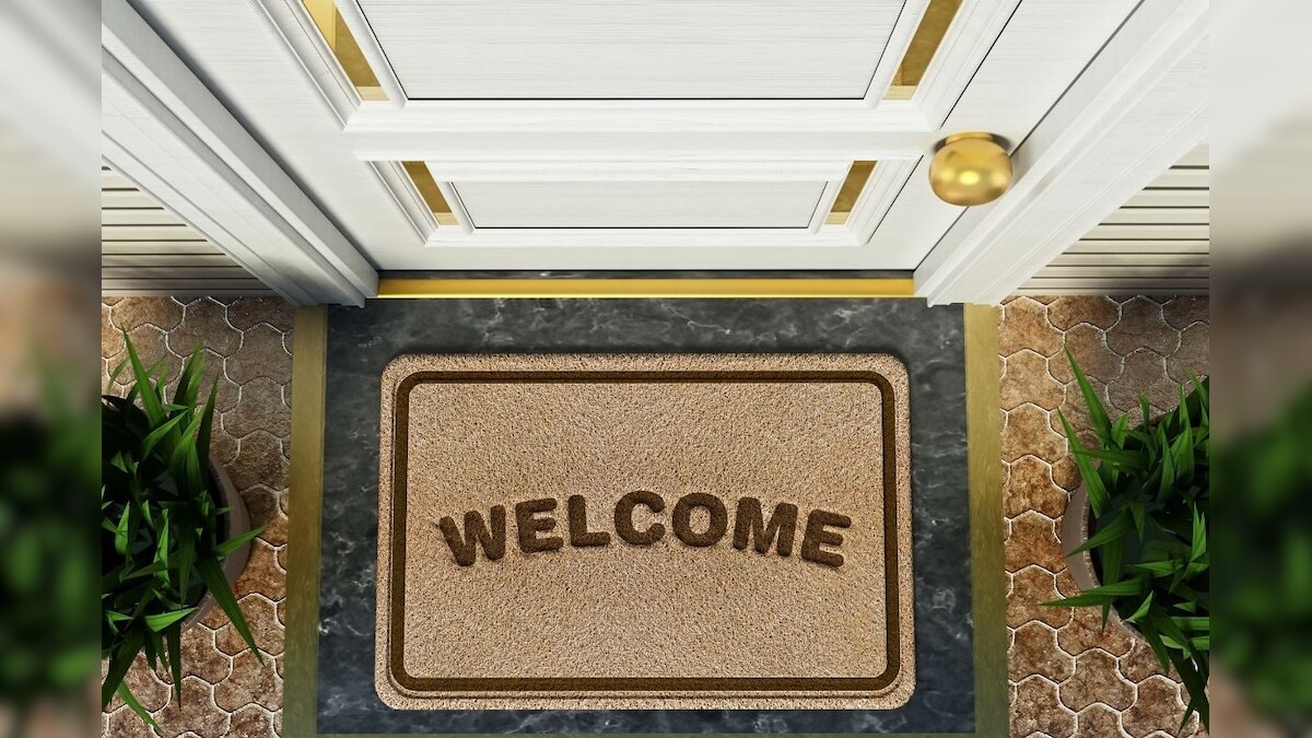 तुमच्या दरवाजावरही अशी Mat आहे का? तर हा VIDEO पाहायलाच हवा