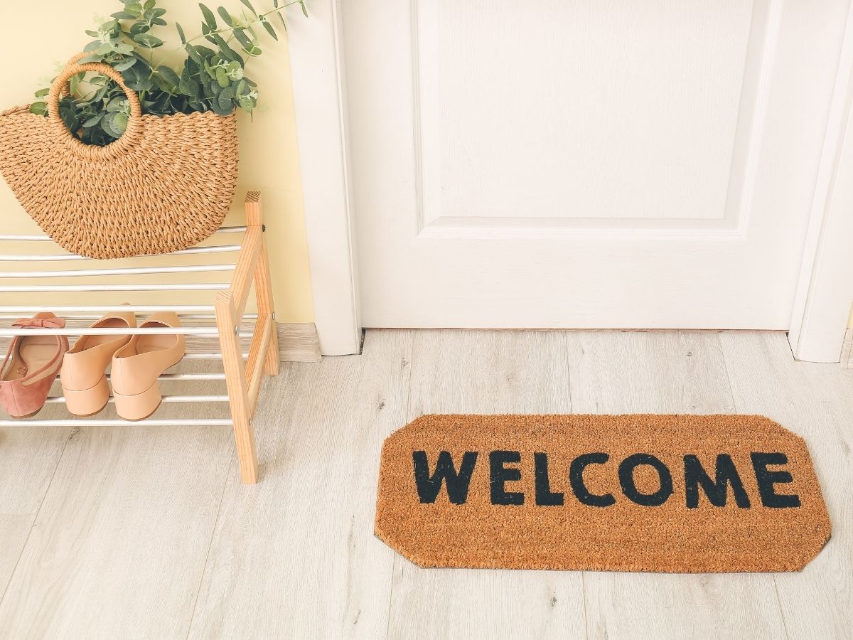तुमच्या दरवाजावरही अशी Mat आहे का? तर हा VIDEO पाहायलाच हवा