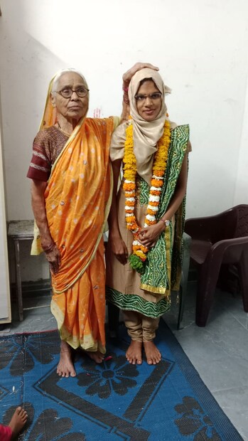 न्यूज18 लोकल सोबत बोलताना उजमा हिने सांगितले की, माझ्या घरची परिस्थिती ही अत्यंत हलाखीची होती. त्यामुळे माझी ही परिस्थिती बदलावी हे मनापासून वाटत होते. त्यातच मी पदवीच्या दुसऱ्या वर्षाला असताना मुबारक शेख नावाचे पोलीस अधिकारी आष्टीला सेवेत होते. त्यांनी मला मार्गदर्शन केले. त्यावेळी माझ्या मनात पोलीस सेवेची आवड निर्माण झाली आणि हाच माझ्या आयुष्यातील टर्निंग पॉइंट ठरला. यानंतर ती स्पर्धा परीक्षेसाठी वाचनाला सुरुवात केली. यासाठी हंबर्डे कॉलेजमध्ये असलेले प्राध्यापक शिवाजी राख यांनीही मला मार्गदर्शन केलं. त्यानंतर मी पुण्यात 1 वर्षे अभ्यास केला. मात्र, कोरोनामुळे मला घरी परतावे लागले.