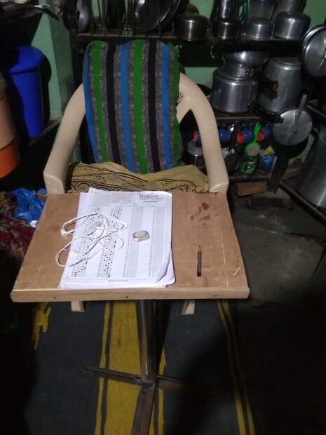 त्यामुळे मग मी याच बाथरुममध्ये सर्व व्यवस्था करत याचठिकाणी अभ्यास करायला सुरुवात केली. याठिकाणी मी प्रिलिअम्सची संपूर्ण तयारी केली. तब्बल 8 महिने मी या बाथरुममध्ये अभ्यास केला. यानंतर पुन्हा पुण्यात गेली आणि त्याठिकाणी मुख्य परिक्षेची तयारी गेली. दरम्यान, रनिंग करताना पायाला दुखापत झाल्याने मला दीड ते दोन महिने मैदानी चाचणीची तयारी होत नव्हती. त्या दरम्यान, लक्ष्य अकॅडमीचे विरेंद्र पडवळ सरांनी माझी तयारी करुन घेतली आणि मैदानी चाचणीत मला 100 पैकी तब्बल 90 गुण मिळाले. त्यानंतर मुलाखतीसाठी निवड झाली. मुलाखतीमध्ये मला 40 पैकी 21 गुण मिळाले. पण 1 गुण कमी मिळाल्याने माझे नाव प्रतिक्षा यादी गेले. यावेळी अत्यंत वाईट वाटलं. इतकी मेहनत केली पण एका मार्काने नाव यादी आलं नाही. त्यामुळे इतकं टेन्शन आलं की, रात्रभर झोपली नाही.