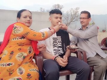 आई सुरक्षारक्षक, तरुणानं youtube वरुन केला अभ्यास, सैन्यदलात झाला मोठा अधिकारी आई सुरक्षारक्षक, तरुणानं youtube वरुन केला अभ्यास, सैन्यदलात झाला मोठा अधिकारी