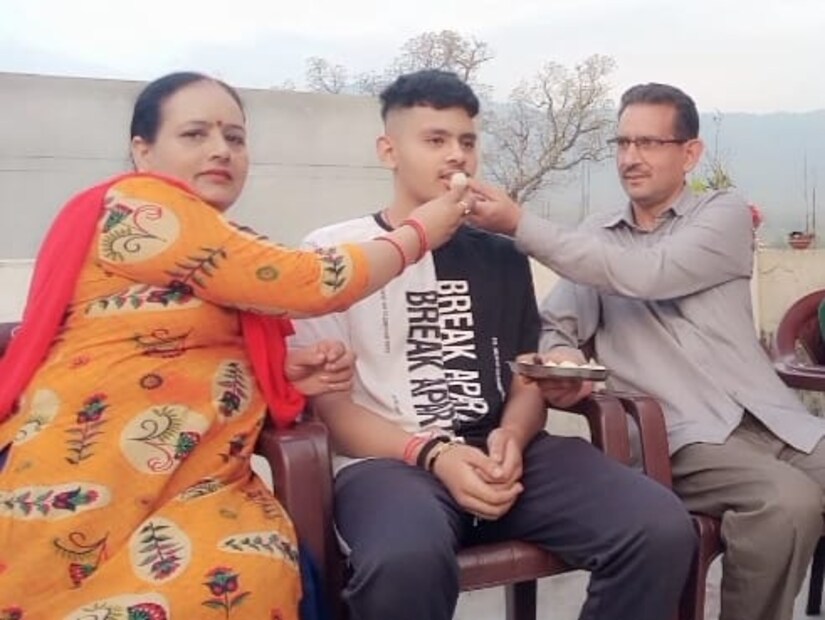 प्रशांत असे या तरुणाचे नाव आहे. त्याचे वय फक्त 19 वर्षे आहे. यूट्यूबच्या माध्यमातून त्याने सेल्फ स्टडी केला आणि आज प्रशांत सैन्यदलात अधिकारी झाला आहे. त्याची आई शकुंतला देवी ऋषिकेश एम्स याठिकाणी गार्डची नोकरी करतात. तर त्याचे वडील जेपी भट्ट हे याच ठिकाणी पीआरओ विभागात कार्यरत आहेत.  प्रशांत असे या तरुणाचे नाव आहे. त्याचे वय फक्त 19 वर्षे आहे. यूट्यूबच्या माध्यमातून त्याने सेल्फ स्टडी केला आणि आज प्रशांत सैन्यदलात अधिकारी झाला आहे. त्याची आई शकुंतला देवी ऋषिकेश एम्स याठिकाणी गार्डची नोकरी करतात. तर त्याचे वडील जेपी भट्ट हे याच ठिकाणी पीआरओ विभागात कार्यरत आहेत.