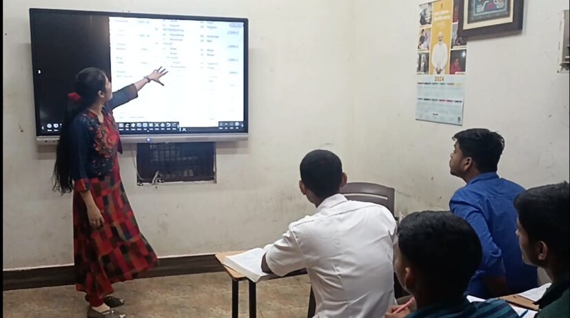 या काळात त्याला कोचिंगची फी भरण्यासाठी पैसे नसल्याने त्याने काही दिवस बांगडी पॅकिंगचेही काम केले. मात्र, त्याची आर्थिक परिस्थिती परिस्थिती चांगली नसल्याने त्याने कोचिंग डायरेक्टर माधव शर्मा यांना आपली हकीगत सांगितली. यानंतर त्याचे समर्पण आणि परिश्रम, पाहून कोचिंग सेंटरने त्याची फी माफ केली.
