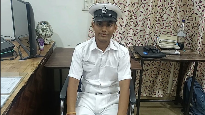 ही कहाणी आहे मयंक वर्मा या तरुणाची. वडिलांचे अचानक निधन झाले आणि कुटुंबावर दु:खाचा डोंगर कोसळला. मयंकने या परिस्थितीतही धीर धरत कुटुंबाची जबाबदारी घेतली. यानंतर कठोर परिश्रम करत अगदी काही वर्षात मोठी झेप घेतली आणि त्याची भारतीय नौदलात निवड झाली आहे.  ही कहाणी आहे मयंक वर्मा या तरुणाची. वडिलांचे अचानक निधन झाले आणि कुटुंबावर दु:खाचा डोंगर कोसळला. मयंकने या परिस्थितीतही धीर धरत कुटुंबाची जबाबदारी घेतली. यानंतर कठोर परिश्रम करत अगदी काही वर्षात मोठी झेप घेतली आणि त्याची भारतीय नौदलात निवड झाली आहे.
