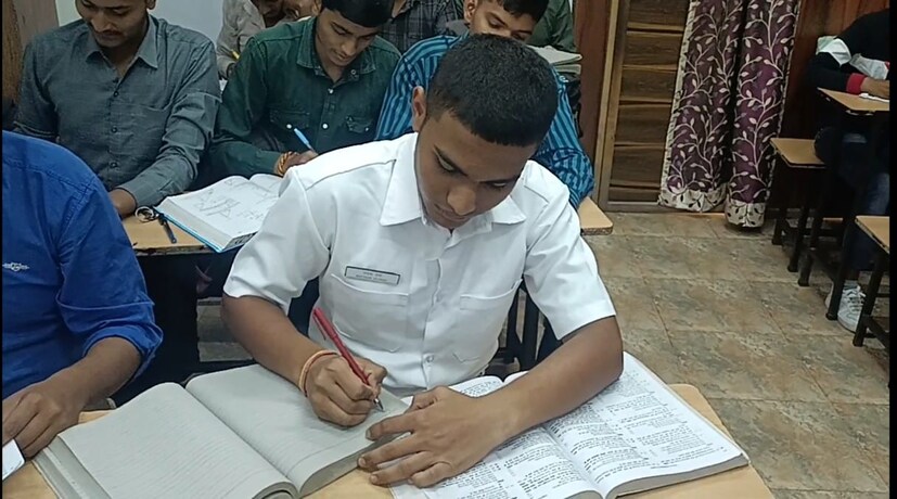 मयंक वर्मा हा उत्तरप्रदेशातील फिरोजाबाद येथील गांधी नगर परिसरातील रहिवासी आहे. लोकल18 शी बोलताना त्याने सांगितले की, ब्रेन ट्यूमरमुळे 2019 मध्ये वडिलांचे निधन झाले. त्यानंतर कुटुंबाची जबाबदारी त्याच्यावर आली. यानंतर मयंकने नौसेना डिफेन्स अकादमी येथे प्रवेश घेत तयारी सुरू केली. 