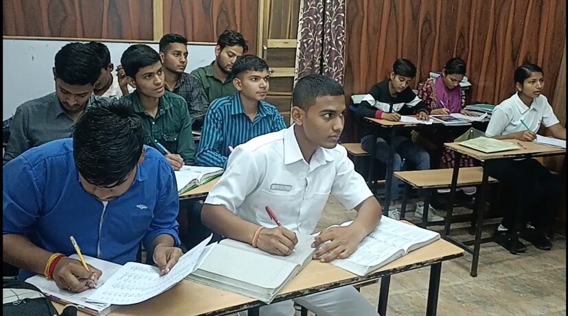 मयंक वर्माने सांगितले की, एक वर्ष कठोर संघर्ष आणि मेहनत केली. आता त्याची निवड भारतीय नौदलात झाली आहे. त्याच्या या यशानंतर कुटुंबात आनंदाचे वातावरण आहे. मयंक वर्माने ज्याठिकाणी नौदलाच्या परीक्षेची तयारी केली, त्या नौ सेना डिफेन्स अकादमीचे डायरेक्टर माधव शर्मा यांनी सांगितले की, सुमारे दीड वर्षांपूर्वी मयंक कोचिंगच्या तयारीसाठी याठिकाणी आला होता. 