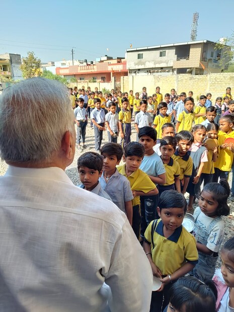 या शाळेत नर्सरी ते आठवीपर्यंतचे शिक्षण दिले जाते. एमपी बोर्डाने मान्यता दिलेल्या या शाळेत सध्या 300 विद्यार्थी शिक्षण घेतात. 