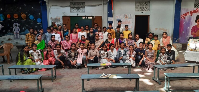झोपडपट्ट्यांमध्ये वयाच्या 12-13 व्या वर्षी त्यांचे लग्न होऊ जायचे. अशा परिस्थितीत या मुलांच्या पालकांना पटवून देणे हे आव्हान होते. मात्र, सुनिता दीक्षित यांचे पती विष्णूप्रसाद दीक्षित यांनी घरोघरी जाऊन त्यांना शिक्षणाचे महत्त्व पटवून दिले. 