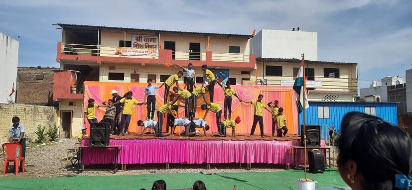सामाजिक कार्यकर्त्यांच्या मदतीने श्री वाम शिशु विहार येथून शाळा सुरू करण्यात आली. सुरुवातीला दरमहा 30 रुपये फी होती. 