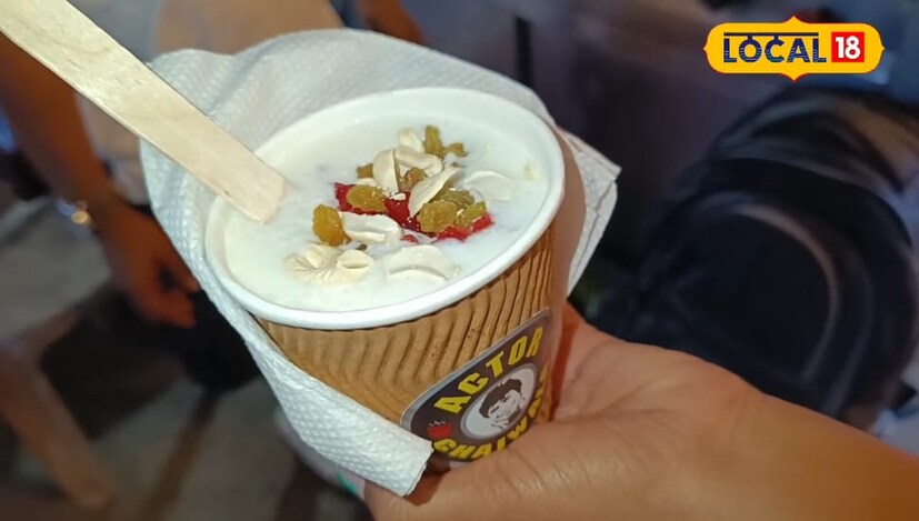 सध्या अॅक्टर चायवालाच्या दुकानात तुम्ही 49 रुपयांमध्ये लस्सी आणि 29 रुपयांमध्ये मसालेदार ताक पिऊ शकता. नुकताच उन्हाळा सुरू झाला आहे, त्यामुळे एका दिवसात सुमारे 25 किलो लस्सी आणि ताक विक्री होत असल्याचे विकासने सांगितले. 