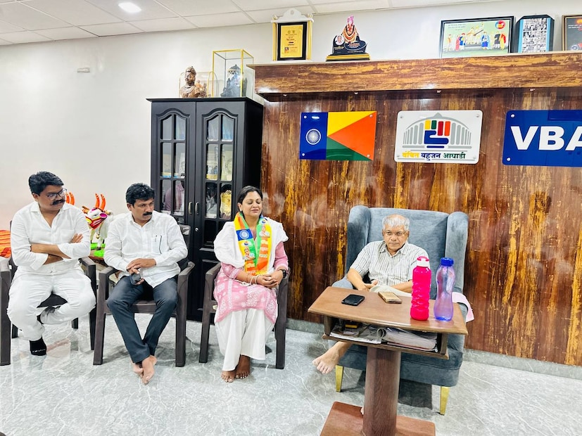 शिर्डी लोकसभा मतदारसंघात महायुतीकडून शिवसेनेचे सदाशिव लोखंडे तर महाविकास आघाडीकडून शिवसेना ठाकरे गटाचे भाऊसाहेब वाकचौरे हे निवडणूक लढवत आहेत.