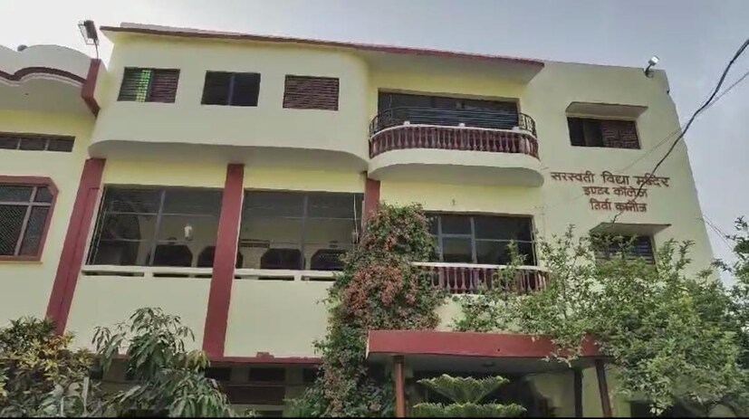 अनिकेत हा तिर्वा येथील सरस्वती विद्या मंदिर इंटर कॉलेजचा विद्यार्थी आहे. संपूर्ण उत्तरप्रदेशात त्याने दहावीच्या परिक्षेत तिसरा क्रमांक मिळवला होता. तर आता बारावीच्या परीक्षेत त्याने चौथा क्रमांक मिळवला आहे. 