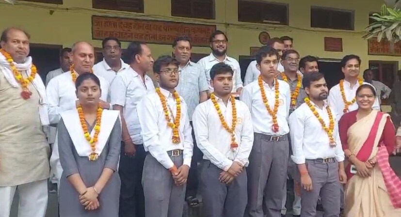 अनिकेत दररोज 5 ते 6 तास अभ्यास करायचा. तसेच सोशल मीडिया आणि स्मार्टफोनपासून ते खूप दूर राहिला. त्याच्या घरात टीव्हीसुद्धा नाही. त्याचे वडील लोहाराचे काम करतात. 