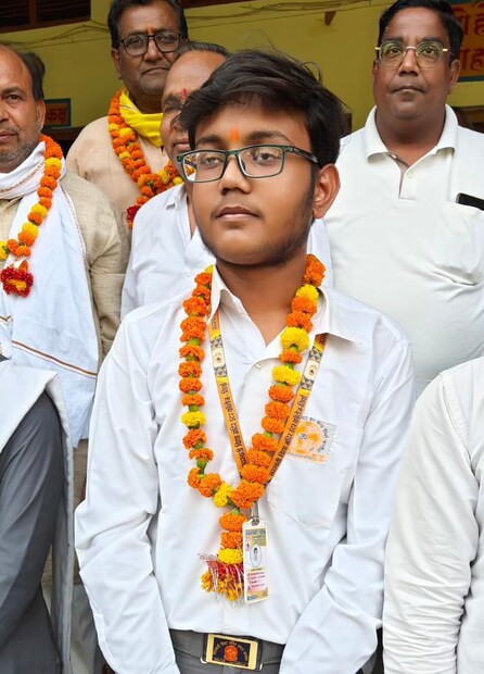 अनिकेतला मेहनतीने भविष्यात आयएएस होऊन देशाची सेवा करायची आहे. माझ्या या यशामागे माझे गुरू आणि माझ्या आई वडिलांची कठोर मेहनत आहेत, असे तो म्हणाला. 
