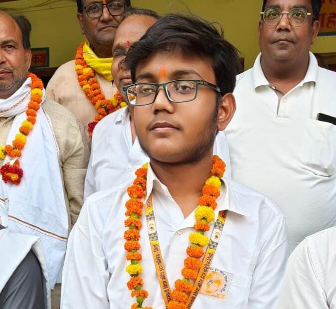 अनिकेतने सांगितले की, त्याला भविष्यात आयएएस व्हायचे आहे. शिक्षणाबाबत त्याचा विचार वेगळा आहे. त्याला मोठा अधिकारी झाल्यावर शाळा आणि कॉलेजचे काही विषय आहेत, त्यामध्ये बदल करायचे आहेत. 