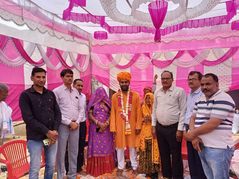 रवि मीना या तरुणाने संपूर्ण भारतात ऑल इंडिया रँक 625 मिळवली. यानंतर ते आपल्या वडिलोपार्जित गावी पीरीकिरार येथे आला. याठिकाणी गावकऱ्यांनी त्यांच्या आई वडिलांचे तसेच त्यांचे स्वागत केले. ही परीक्षा पास होणारा रवी मीना हे गावातील एकमेव तरुण आहेत. त्यामुळे गावात त्यांची विजयी मिरवणूकही काढण्यात आली.  रवि मीना या तरुणाने संपूर्ण भारतात ऑल इंडिया रँक 625 मिळवली. यानंतर ते आपल्या वडिलोपार्जित गावी पीरीकिरार येथे आला. याठिकाणी गावकऱ्यांनी त्यांच्या आई वडिलांचे तसेच त्यांचे स्वागत केले. ही परीक्षा पास होणारा रवी मीना हे गावातील एकमेव तरुण आहेत. त्यामुळे गावात त्यांची विजयी मिरवणूकही काढण्यात आली.
