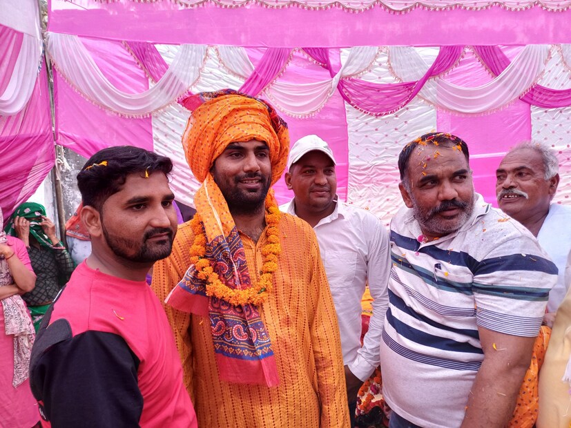 नागरी सेवा परीक्षेत त्यांचा विषय हा लोकप्रशासन राहिला आणि पदवीचे शिक्षण घेतल्यावर SSC च्या माध्य्मातून 7 वर्षांपूर्वी त्यांनी आयकर विभागात निरीक्षक पदावर नियुक्ती झाली होती. यानंतर त्यांनी नागरी सेवा परिक्षेची तयारी सुरू केली होती. 