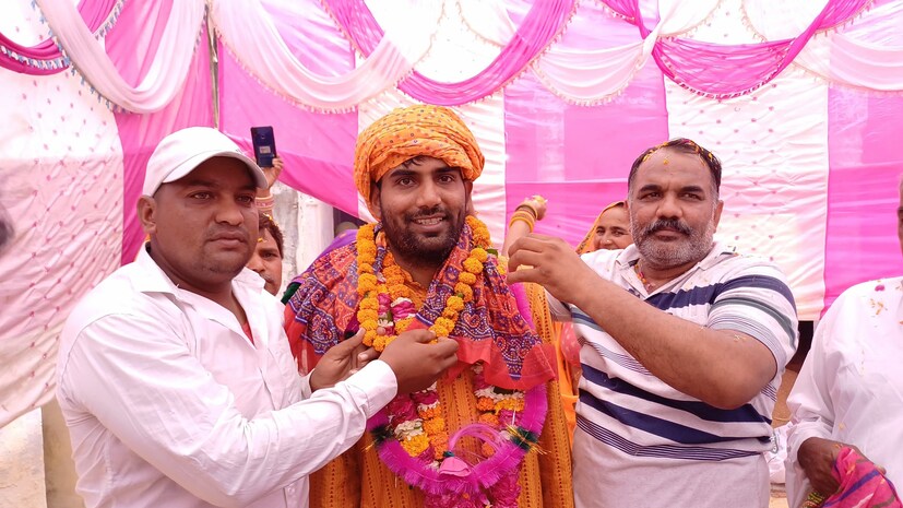 रवि मीना यांनी लोकल18 शी बोलताना सांगितले की, हा त्यांचा आठवा प्रयत्न होता. सध्या ते दिल्लीत आयकर विभागात निरीक्षक पदावर कार्यरत आहेत. आता रँकच्या आधारावर त्यांना आयपीएस ही सेवा मिळणार आहे. 