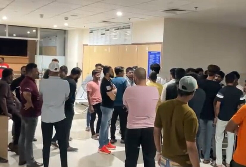 तरुणाला तातडीने रुग्णालयात दाखल करण्यात आले असून त्याच्यावर उपचार केले जात आहेत. रुग्णालयात नागरिकांनी मोठी गर्दी केली होती.