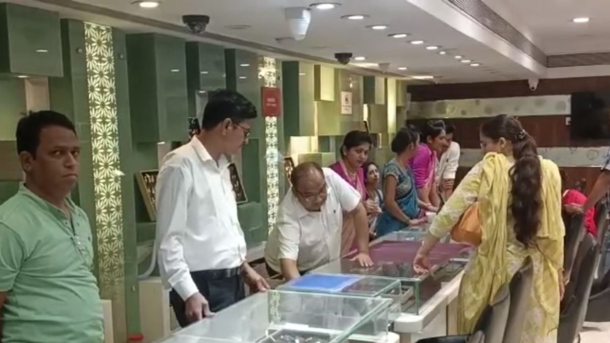 ऐन निवडणुकीत जळगावचा प्रसिद्ध ज्वेलर्स आयकर विभागाच्या रडारवर; चौकशीत सापडलं...