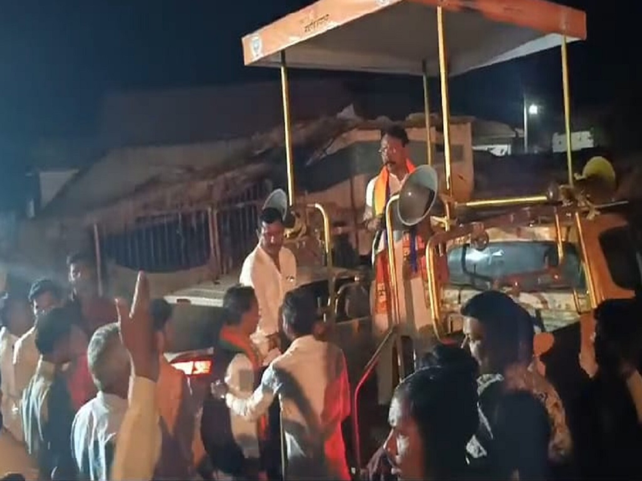 प्रचारावेळी भाजप उमेदवाराला गावकऱ्यांनी विचारला जाब, सभा न घेताच परतले नेते