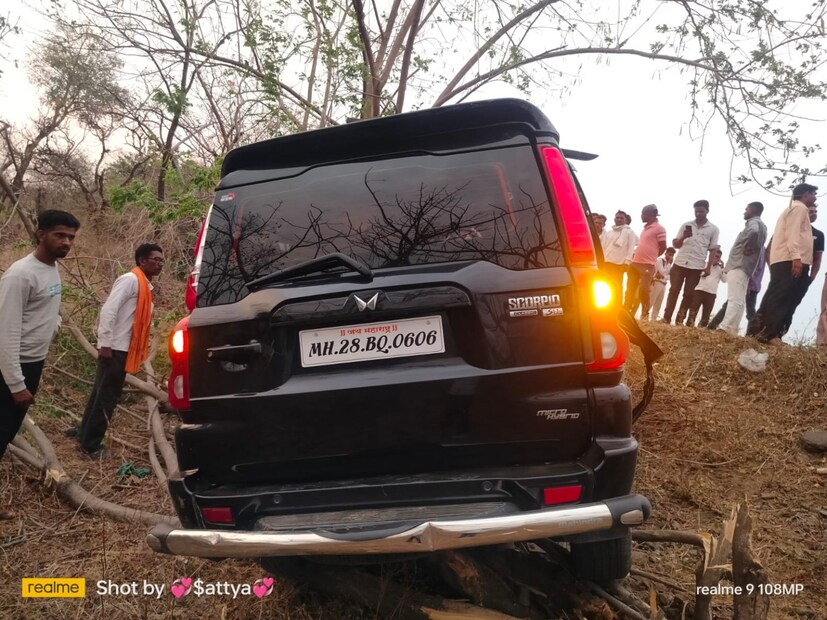 अपघातात 3 जणांचा जागीच मृत्यू झाला तर एकाने रुग्णालयात उपचारादरम्यान प्राण सोडल्याची माहिती. उर्वरीत 7 जणांवर स्थानिक रुग्णालयात उपचार सुरू आहेत.
