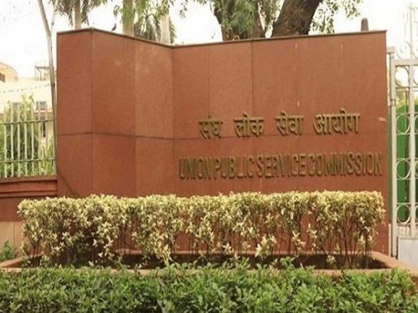 अपयशी झाल्यानंतरही प्रयत्न सोडू नये. त्यानंतर यश मिळतेच. हे सिद्ध करणारी कथा ते आहे, IPS मनोज कुमार शर्मा यांची. मनोज शर्मा हे मध्य प्रदेशातील मुरैना जिल्ह्यातील रहिवासी आहेत. लहानपणापासून ते अभ्यासात हुशार नव्हते. आर्थिक संकटाशी झुंजत असलेल्या कुटुंबात त्यांचे पालनपोषणही झाले. मात्र देशातील सर्वात कठीण स्पर्धा परीक्षा, यूपीएससी परीक्षा उत्तीर्ण करून त्यांनी आपल्या कुटुंबातील सदस्यांची मान उंचावली.  अपयशी झाल्यानंतरही प्रयत्न सोडू नये. त्यानंतर यश मिळतेच. हे सिद्ध करणारी कथा ते आहे, IPS मनोज कुमार शर्मा यांची. मनोज शर्मा हे मध्य प्रदेशातील मुरैना जिल्ह्यातील रहिवासी आहेत. लहानपणापासून ते अभ्यासात हुशार नव्हते. आर्थिक संकटाशी झुंजत असलेल्या कुटुंबात त्यांचे पालनपोषणही झाले. मात्र देशातील सर्वात कठीण स्पर्धा परीक्षा, यूपीएससी परीक्षा उत्तीर्ण करून त्यांनी आपल्या कुटुंबातील सदस्यांची मान उंचावली.