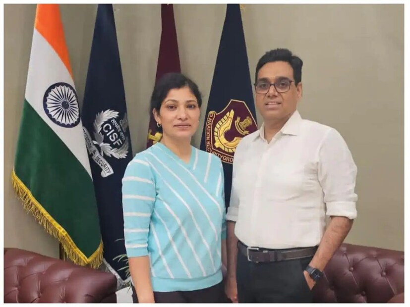 मैत्रिणीला वचन दिले : बारावीत शिकत असताना मनोज प्रेमात पडला. बारावीत नापास झाल्यामुळे प्रेम व्यक्त करायला लाज वाटली. शेवटी त्यांनी मैत्रिणींसमोर असा प्रस्ताव मांडला की, 'जर तू हो म्हणाली तर मी संपूर्ण जग बदलवून टाकेन'. UPSC तयारी दरम्यान मनोज यांची भेट श्रद्धा यांच्याशी झाली. त्यांनी मनोज यांना खूप पाठिंबा दिला. आता त्या मनोज शर्माच्या पत्नी आहेत. 