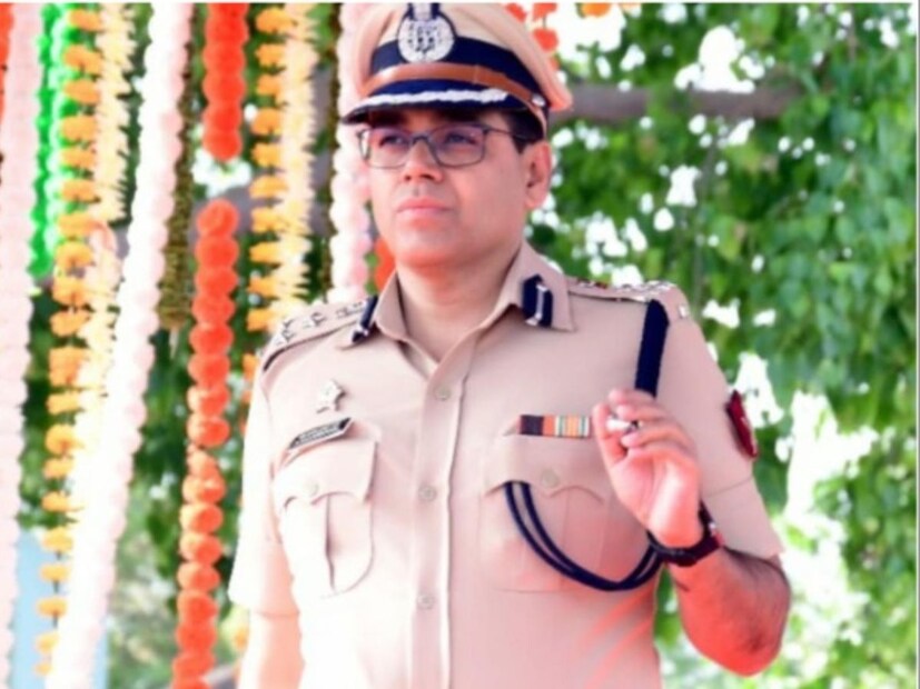 चौथ्या प्रयत्नात यशस्वी : मनोज कुमार शर्मा यूपीएससी परीक्षेत तीन वेळा नापास झाले होते. त्यानंतर चौथ्या प्रयत्नात 121 वा क्रमांक मिळवून ते आयपीएस अधिकारी बनला. मनोज शर्मा हे सध्या मुंबई पोलीस दलात अतिरिक्त आयुक्त म्हणून कार्यरत आहेत. त्यांच्या जीवनातील संघर्ष कोणालाही अपयशातून शिकून पुढे जाण्याची प्रेरणा देऊ शकतात.