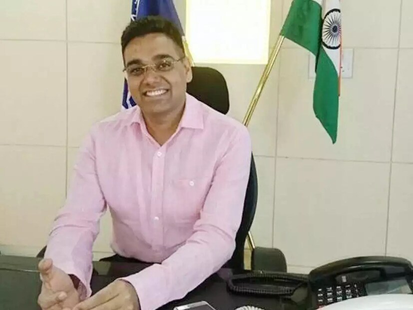 भिकाऱ्यांसोबत झोपले : IPS मनोज कुमार शर्मा किती गरिबीत वाढले असतील, याचा अंदाज यावरून लावला जाऊ शकतो की, त्यांनी शिक्षण पूर्ण करण्यासाठी टेम्पोही चालवला. अनेकवेळा ते रात्री भिकाऱ्यांमध्ये रस्त्यावर झोपले. दिल्लीतील ग्रंथालयात काम करत असताना त्यांनी गॉर्की आणि अब्राहम लिंकनपासून मुक्तबोधापर्यंत अनेक प्रसिद्ध लोकांबद्दल वाचन केले. या पुस्तकांतून त्यांना जीवनातील खरे पैलू समजले.