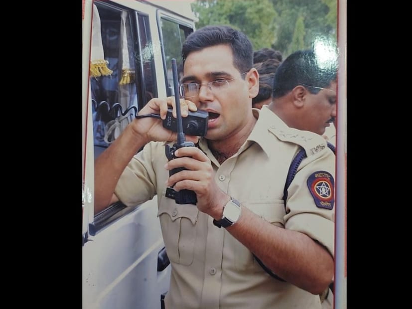 लाखो लोकांचे सरकारी नोकरीचे स्वप्न असते. पण प्रत्येकजण त्यात यशस्वी होतोच असे नाही. आयपीएस मनोज कुमार शर्मा यांनी आयुष्यातील प्रत्येक अडचणींचा सामना करून यशाची शिखरे गाठली आहेत. त्यांची यशोगाथा कोणालाही प्रेरणा देण्यासाठी पुरेशी आहे. त्यांची जीवनकहाणी एखाद्या चित्रपटाच्या कथेपेक्षा कमी नाही.