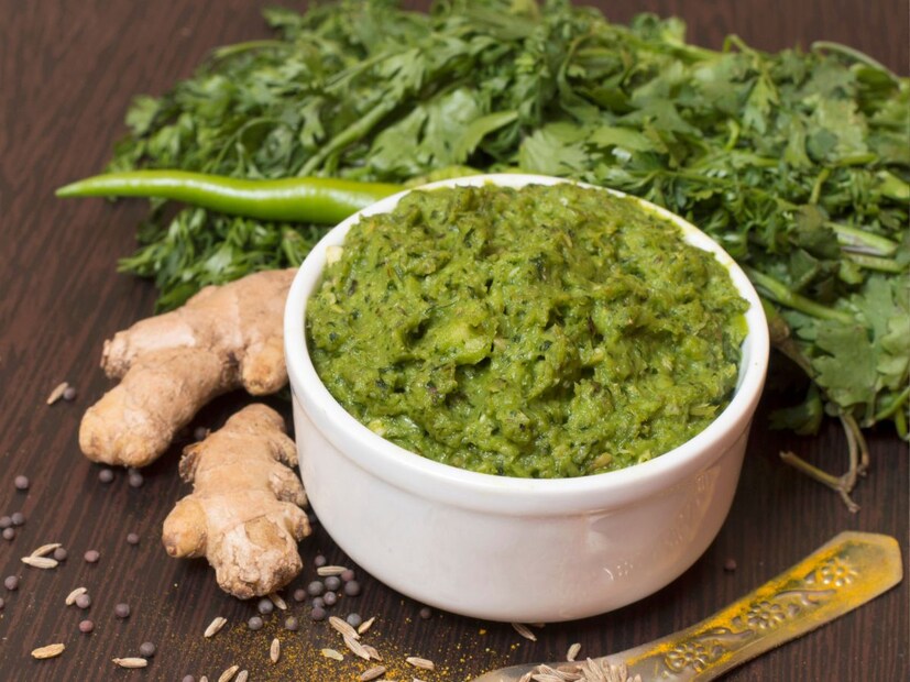 कोथिंबीरीची चटणी : यामध्ये व्हिटॅमिन सी आणि प्रोटीनचे प्रमाण जास्त असते. यामुळे मधुमेहासारख्या समस्या दूर राहतात. त्याचप्रमाणे पुदिन्याच्या चटणीमध्ये अँटी-बॅक्टेरियल गुणधर्म असतात, ज्यामुळे बद्धकोष्ठतेसारख्या समस्यांपासून आराम मिळतो. धणे, आले आणि लसूण मिसळून चटणी खाल्ल्याने आतड्यांसंबंधी समस्या, ताप आणि जुलाब होत नाहीत.