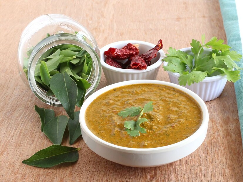 कढीपत्त्याची चटणी : या चटणीमध्ये लोह आणि फॉलिक ॲसिडचे प्रमाण जास्त असते. कॅल्शियम आणि अनेक जीवनसत्त्वे यांचे प्रमाण जास्त असते. त्यामुळे केस काळे, दाट आणि मजबूत राहतात. या चटणीचे सेवन केल्याने तुमचे शरीर ॲनिमिया म्हणजेच रक्ताची कमतरता, उच्च रक्तदाब आणि मधुमेह यांसारख्या समस्यांपासून दूर राहते.