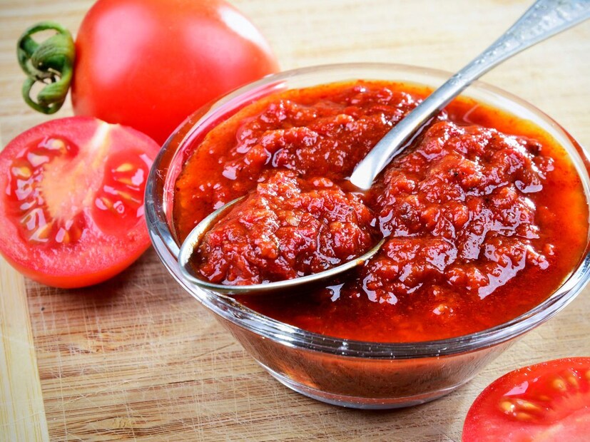 टोमॅटोची चटणी : टोमॅटोमध्ये व्हिटॅमिन सी, लाइकोपीन, जीवनसत्त्वे आणि पोटॅशियम मोठ्या प्रमाणात आढळते. याशिवाय कोलेस्टेरॉल कमी करणारे घटकही त्यात पुरेशा प्रमाणात आढळतात. ज्यांना वजन कमी करायचे आहे, त्यांच्यासाठी या प्रकारची चटणी खाणे खूप फायदेशीर आहे.