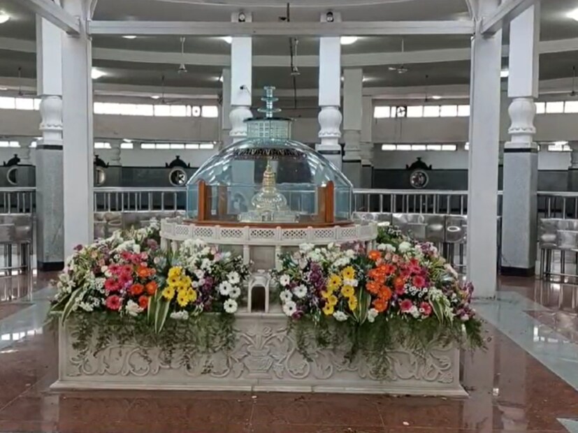 आंबेडकर यांनी याच ठिकाणी बौद्ध धर्माची दीक्षा घेतल्याने याला मोठं महत्त्व आहे. सकाळपासूनच इथे अनुयायांची मोठी गर्दी झाली आहे. महामानवाला अभिवादन करण्यासाठी भीम अनुयायी दीक्षाभूमीवर दाखल होत आहेत