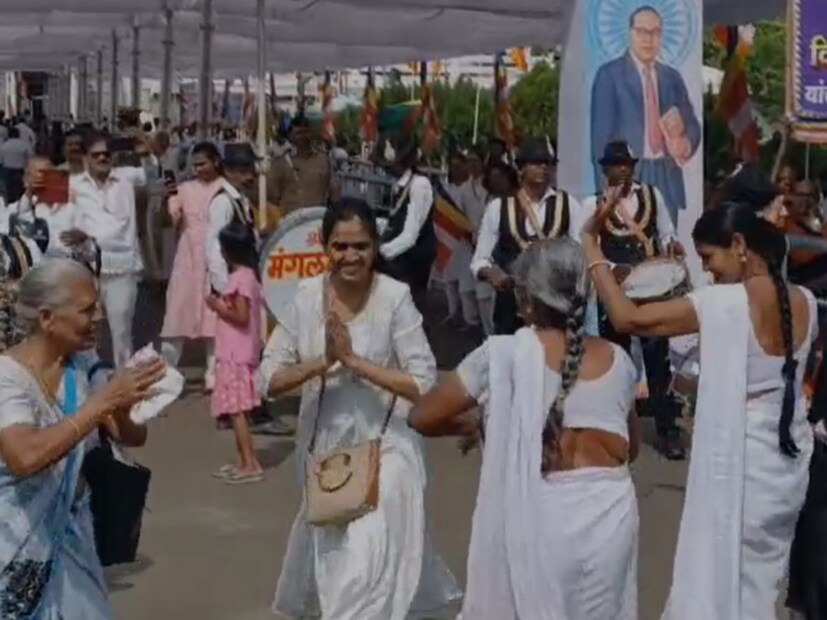 डॉ. बाबासाहेब आंबेडकर यांना अभिवादन करण्यासाठी दीक्षाभूमीवर लोक येत आहेत. दीक्षाभूमीवर आज दिवसभर विविध सांस्कृतिक कार्यक्रमांचं आयोजन केलं आहे. 