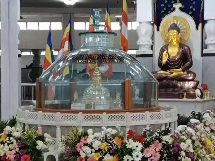 डॉ बाबासाहेब आंबेडकर यांनी ज्या पवित्र दीक्षाभूमीवर बौद्ध धर्माची दीक्षा स्वीकारली त्याच दीक्षाभूमीवर आज सकाळपासून निळा पाखरांची गर्दी उसळली आहे. बाबासाहेबांना अभिवादन करण्यासाठी इथे मोठी गर्दी उसळली आहे. डॉ बाबासाहेब आंबेडकर यांनी ज्या पवित्र दीक्षाभूमीवर बौद्ध धर्माची दीक्षा स्वीकारली त्याच दीक्षाभूमीवर आज सकाळपासून निळा पाखरांची गर्दी उसळली आहे. बाबासाहेबांना अभिवादन करण्यासाठी इथे मोठी गर्दी उसळली आहे.