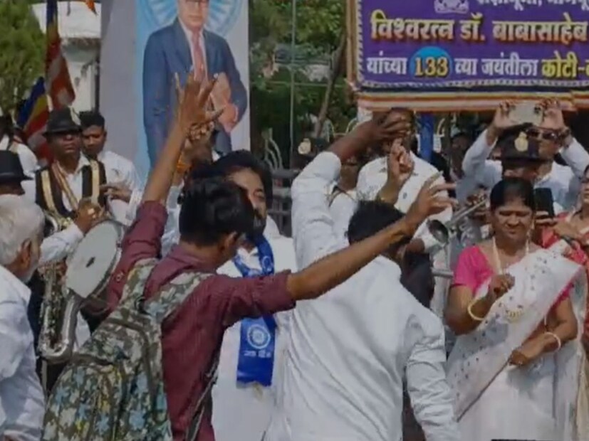 डॉ. बाबासाहेब आंबेडकर यांच्या जीवनात दीक्षाभूमीला अनन्यसाधारण महत्त्व आहे. त्यामुळे फक्त नागपूरच नाही तर मध्य भारतातून बौद्ध अनुयायी याठिकाणी गर्दी करत आहे. 