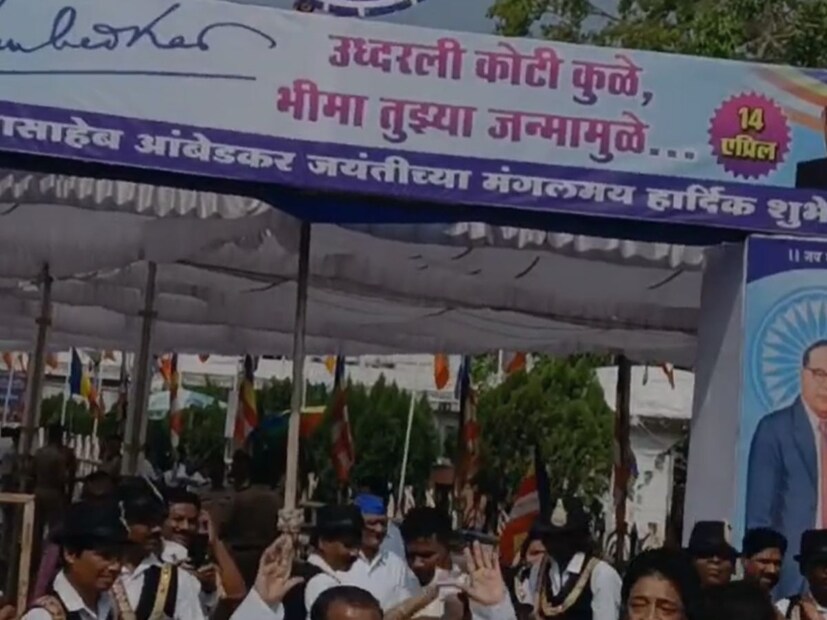  रात्री बारा वाजतापासूनच हा महोत्सवाला सुरूवात होते. डॉ बाबासाहेब आंबेडकरांचे 133 व्या जयंतीनिमित्त जयंत पाटील आणि माजी गृहमंत्री अनिल देशमुख यांनी दीक्षाभूमी येथे डॉक्टर महामानवाला अभिवादन केलं. 