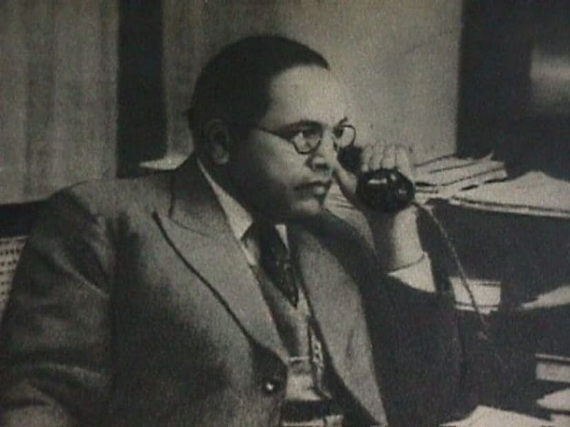 आंबेडकरांनी हा निर्णय घेतला याचे हे एकमेव कारण नाही. त्यांच्या हिंदू धर्म सोडण्यामागे सकारात्मक कारणे आहेत आणि ती संपूर्ण मानवतेच्या संदर्भात आहे. त्याचे दुसरे कारण म्हणजे बौद्ध धर्माला साम्यवादाचा पर्याय म्हणून मांडणे. 