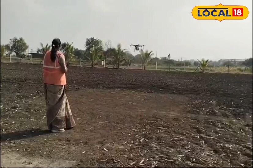 यासाठी उमेद अभियानातील उपजिवीका विभागाचे जिल्हा व्यवस्थापक गणेश तिडके यांनी सहकार्य केले. पुढे ड्रोन पायलटच्या प्रशिक्षणासाठी निवड झाली. पुणे जिल्ह्यातील शिवडी इथे पीपीसीएस प्रशिक्षण सुरू झाले. इंग्रजी भाषेची जरा अडचण आली. मात्र जिद्दीने हे प्रशिक्षण पूर्ण केलं. पुढे फलटण येथेही ड्रोन पायलटचे प्रशिक्षण घेतले, असे संगीता यांनी सांगितले.