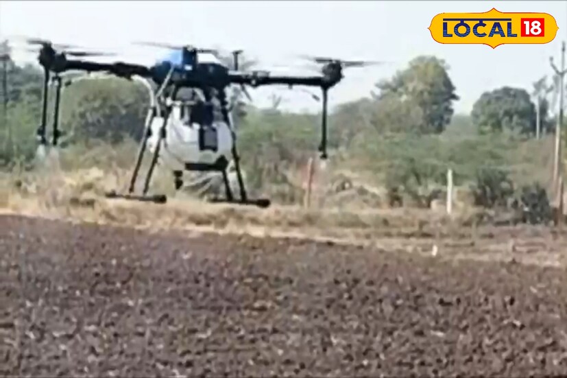 गावाकडे शेतात काम करत होते. तेव्हा एका वृत्तपत्रात आरसीएफ या केंद्र सरकारच्या आखत्यारित खत निर्मिती कंपनीने फवारणी करणान्यासाठी महिलांना ड्रोनचे प्रशिक्षण देण्याबाबतची जाहिरात दिली होती. ती जाहिरात वाचून मी नाव नोंदणी केली.