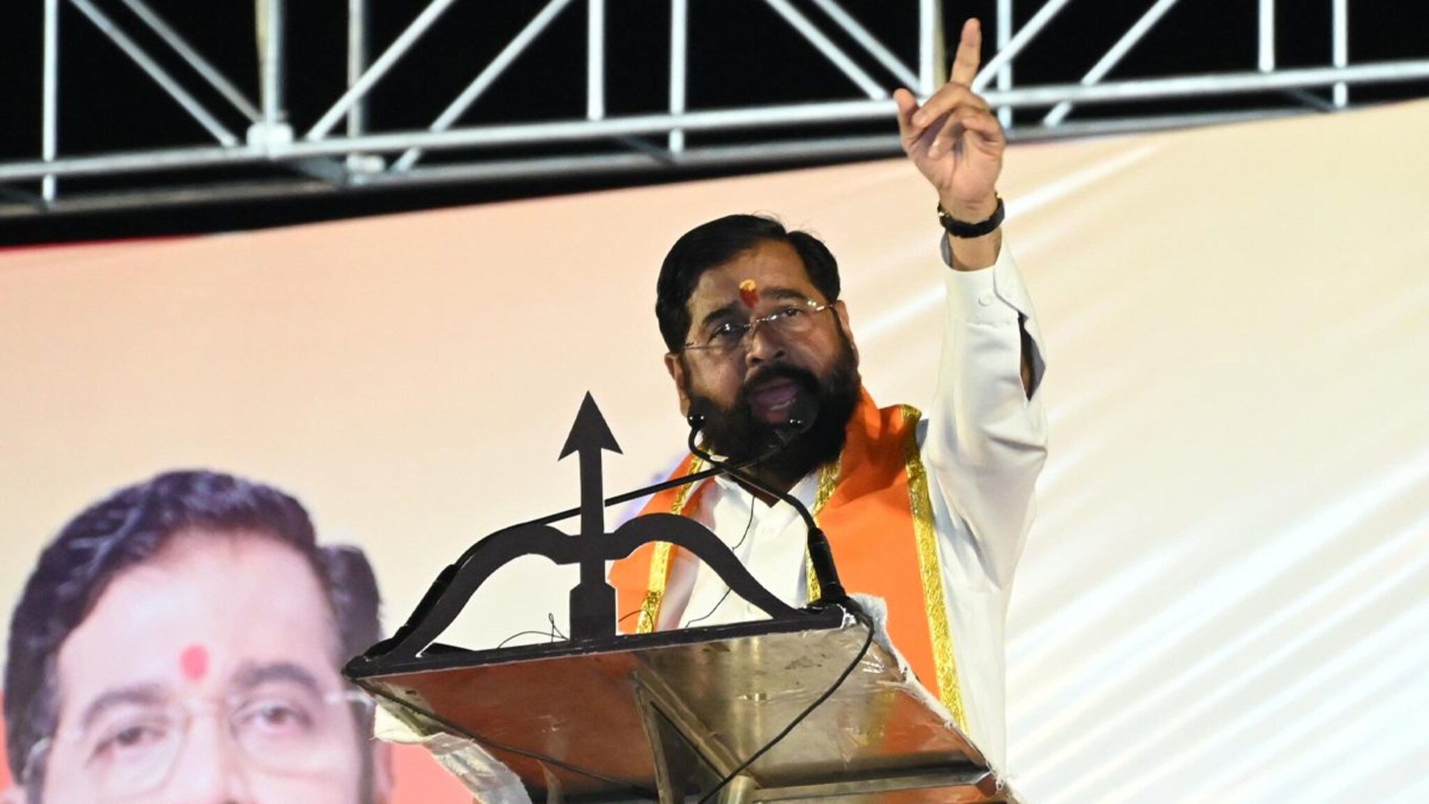 Eknath Shinde : ‘हिऱ्यापोटी गारगोटी आणि सूर्यापोटी मेणबत्ती’ शिंदेंची ठाकरेंवर खरमरीत टीका