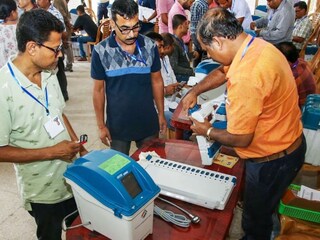 महाराष्ट्रातलं हाय व्होल्टेज मतदान झालं, पण EVM ठेवलेल्या गोदामाचं CCTV कोलमडलं महाराष्ट्रातलं हाय व्होल्टेज मतदान झालं, पण EVM ठेवलेल्या गोदामाचं CCTV कोलमडलं