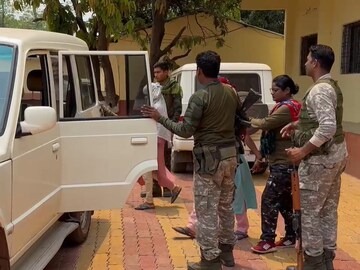 निवडणुकीपूर्वी गडचिरोलीत मोठी कारवाई! लाखोंचं बक्षिस असलेले 3 माओवाद्यांना अटक