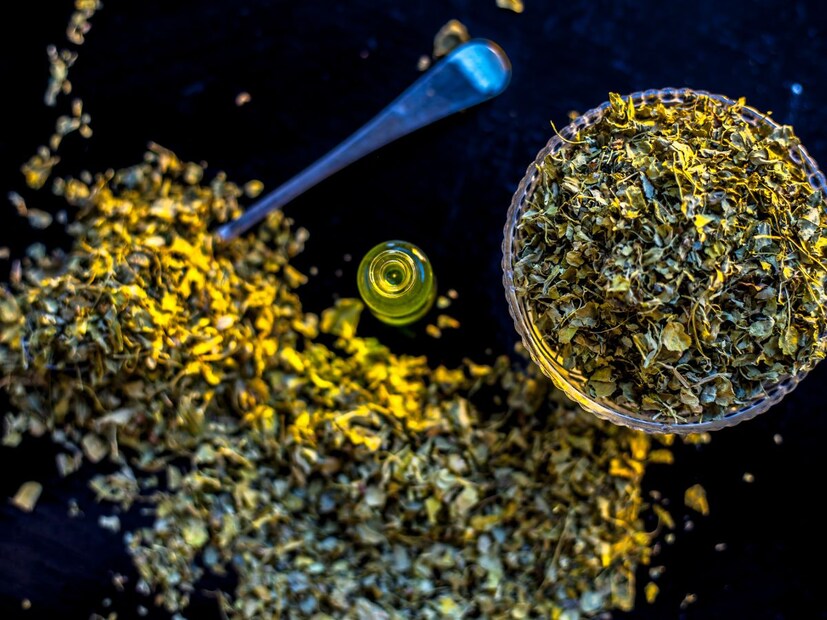 कसूरी मेथीमध्ये फायबरचे प्रमाण खूप जास्त असते. हे वजन नियंत्रित ठेवण्यासाठी देखील उपयुक्त मानले जाते. कसुरी मेथी शरीराला डिटॉक्स करण्यास देखील मदत करते. याशिवाय आईचे दूध वाढवण्यासाठी कसुरी मेथी खाण्याचा सल्ला दिला जातो.